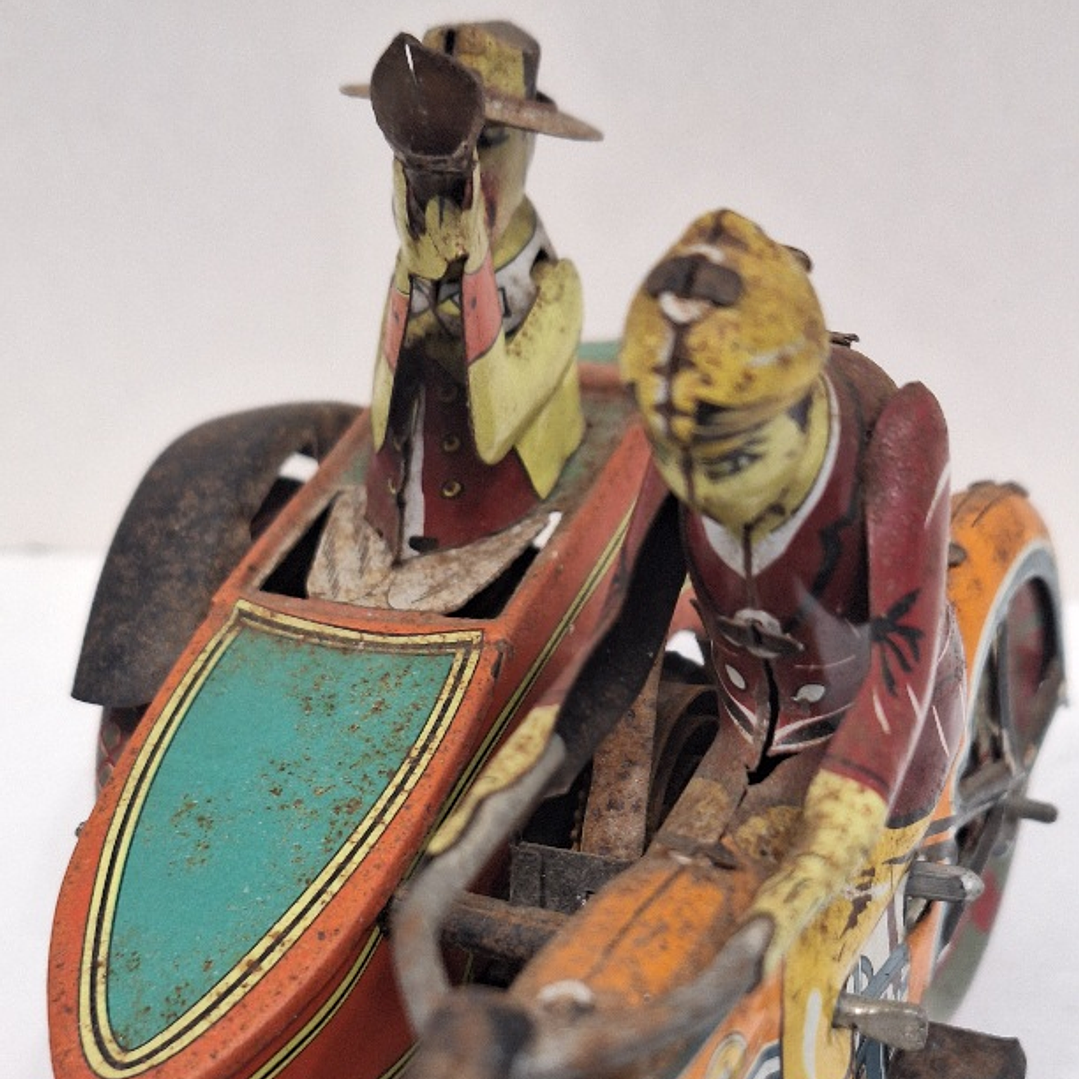 Brinquedo de lata, motociclista com sidecar 6