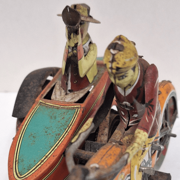 Brinquedo de lata, motociclista com sidecar 6