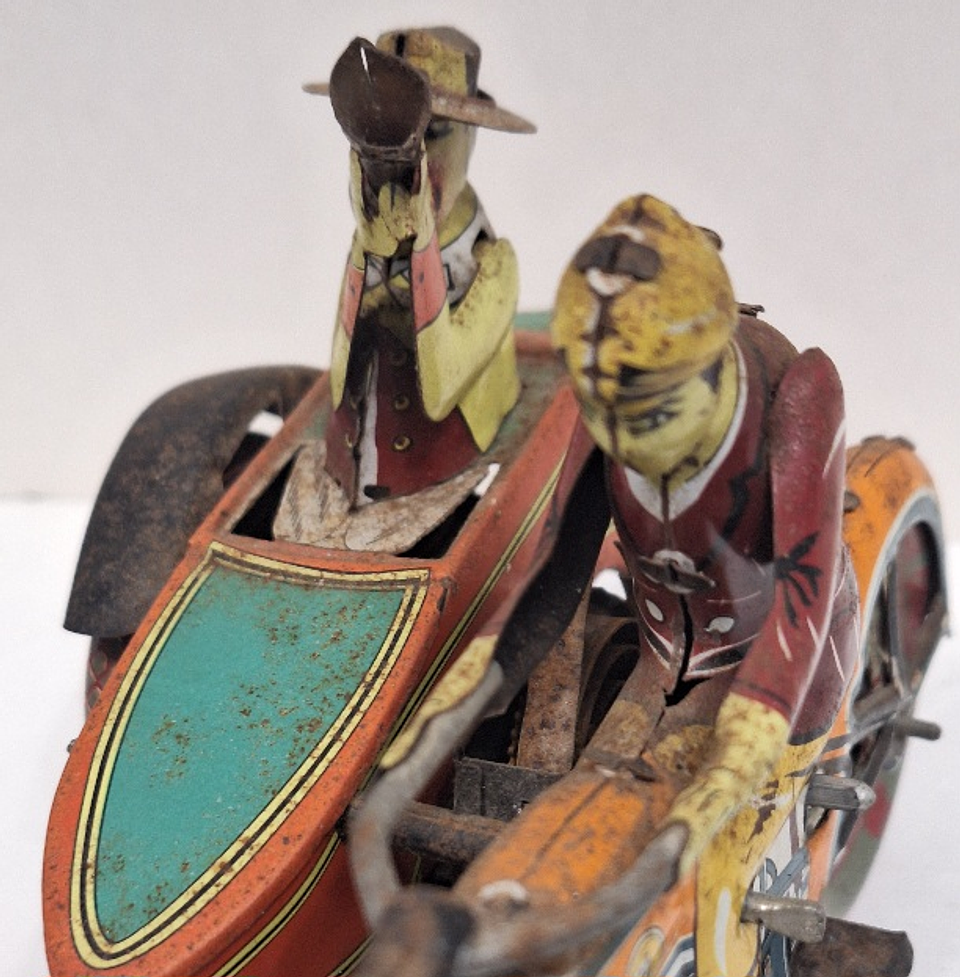 Brinquedo de lata, motociclista com sidecar 6