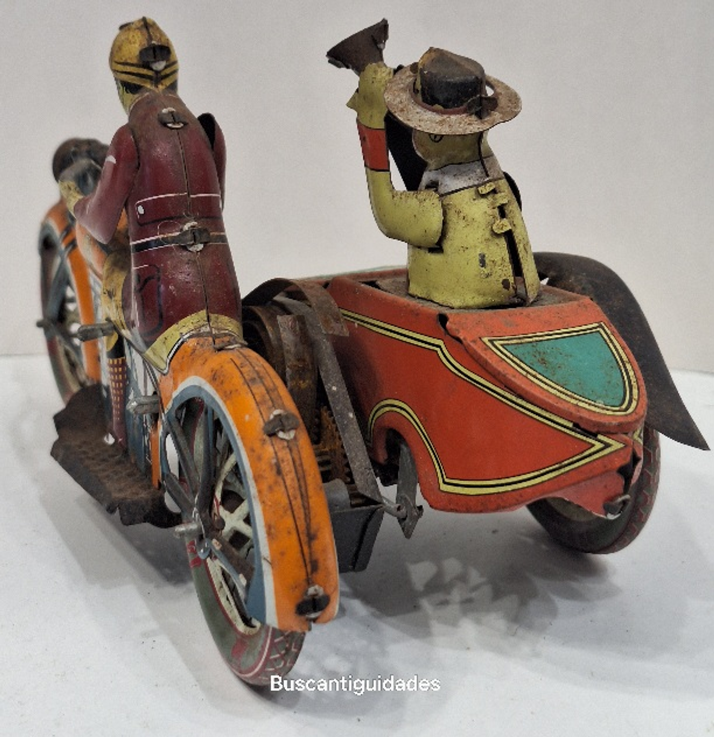 Brinquedo de lata, motociclista com sidecar 8