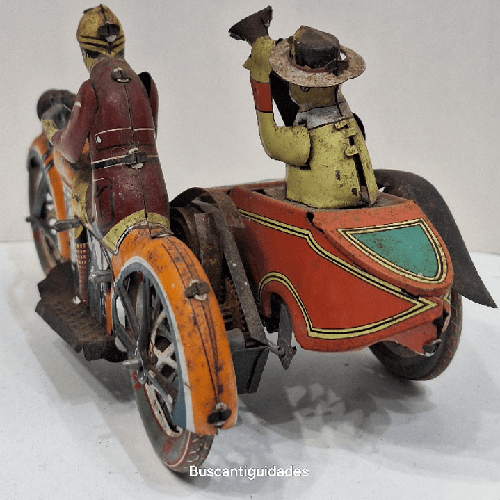 Brinquedo de lata, motociclista com sidecar 8