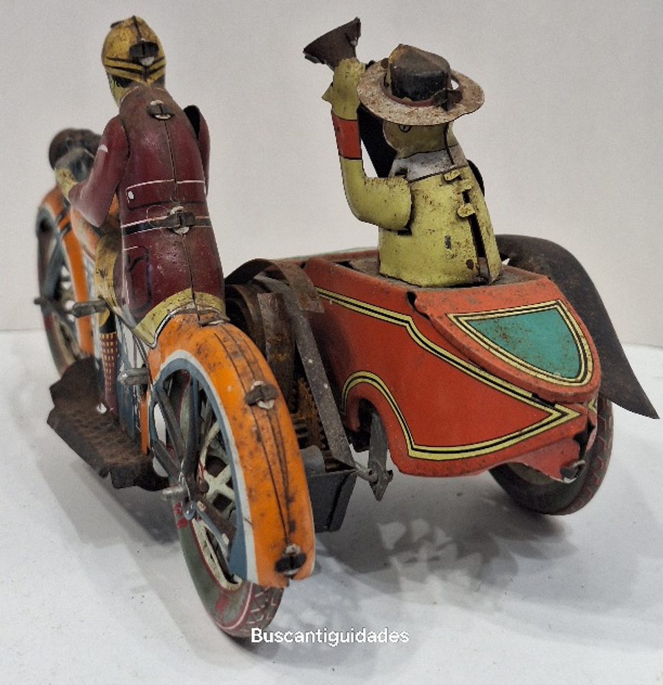 Brinquedo de lata, motociclista com sidecar 8