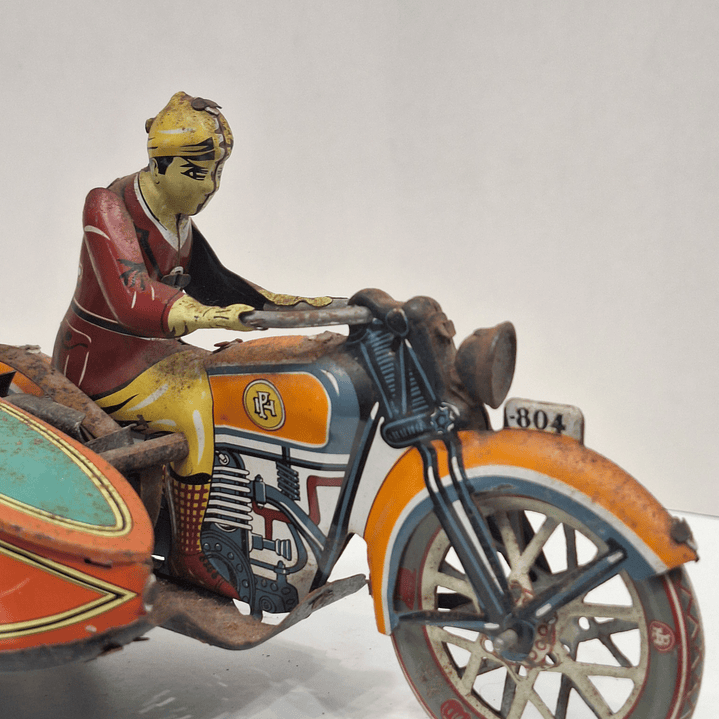 Brinquedo de lata, motociclista com sidecar 9