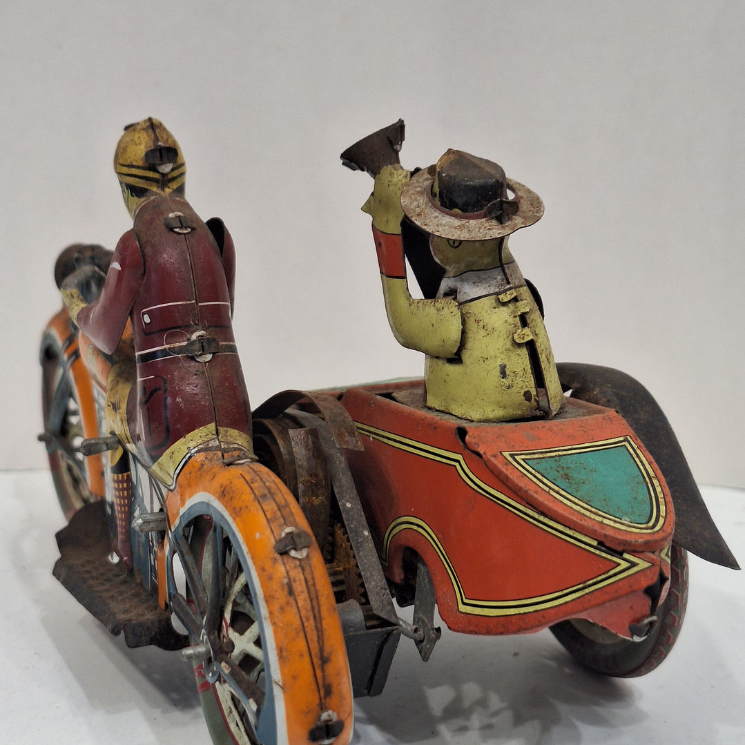 Brinquedo de lata, motociclista com sidecar 10