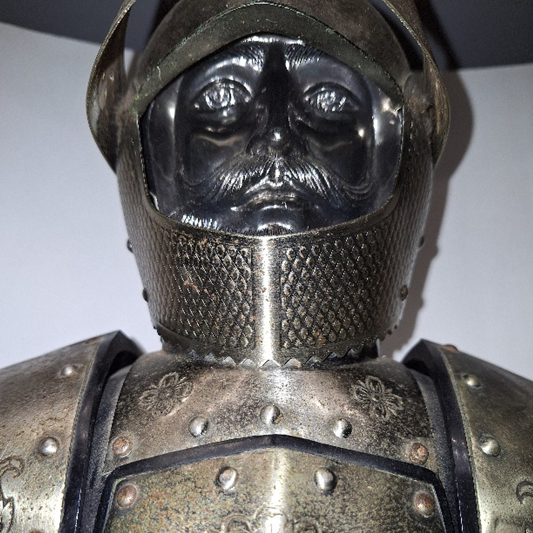 Licoreiro na forma de armadura 2