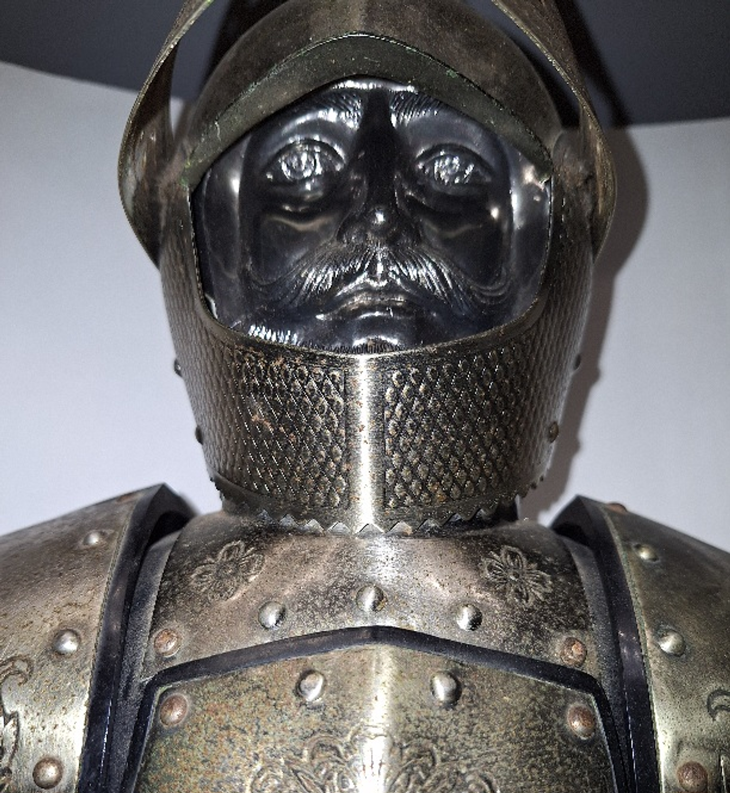 Licoreiro na forma de armadura 2