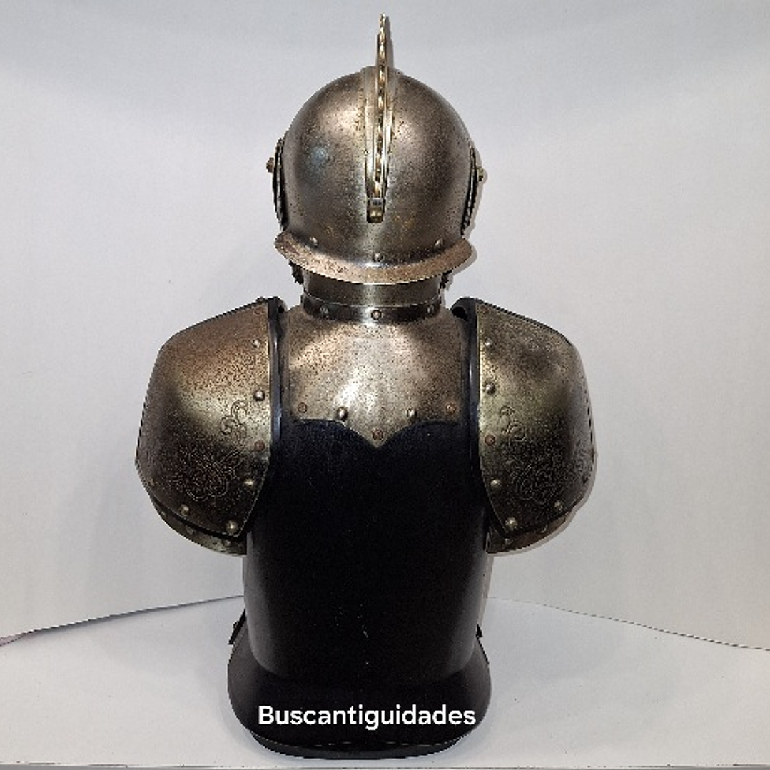 Licoreiro na forma de armadura 3