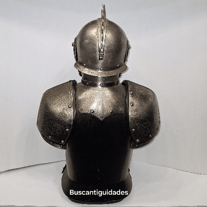 Licoreiro na forma de armadura 3