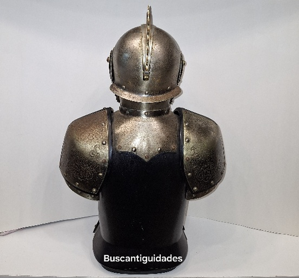 Licoreiro na forma de armadura 3