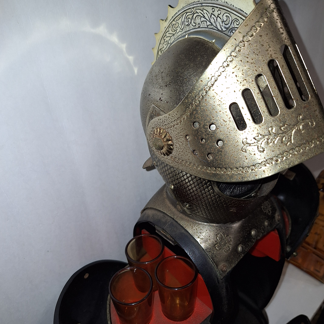 Licoreiro na forma de armadura 4