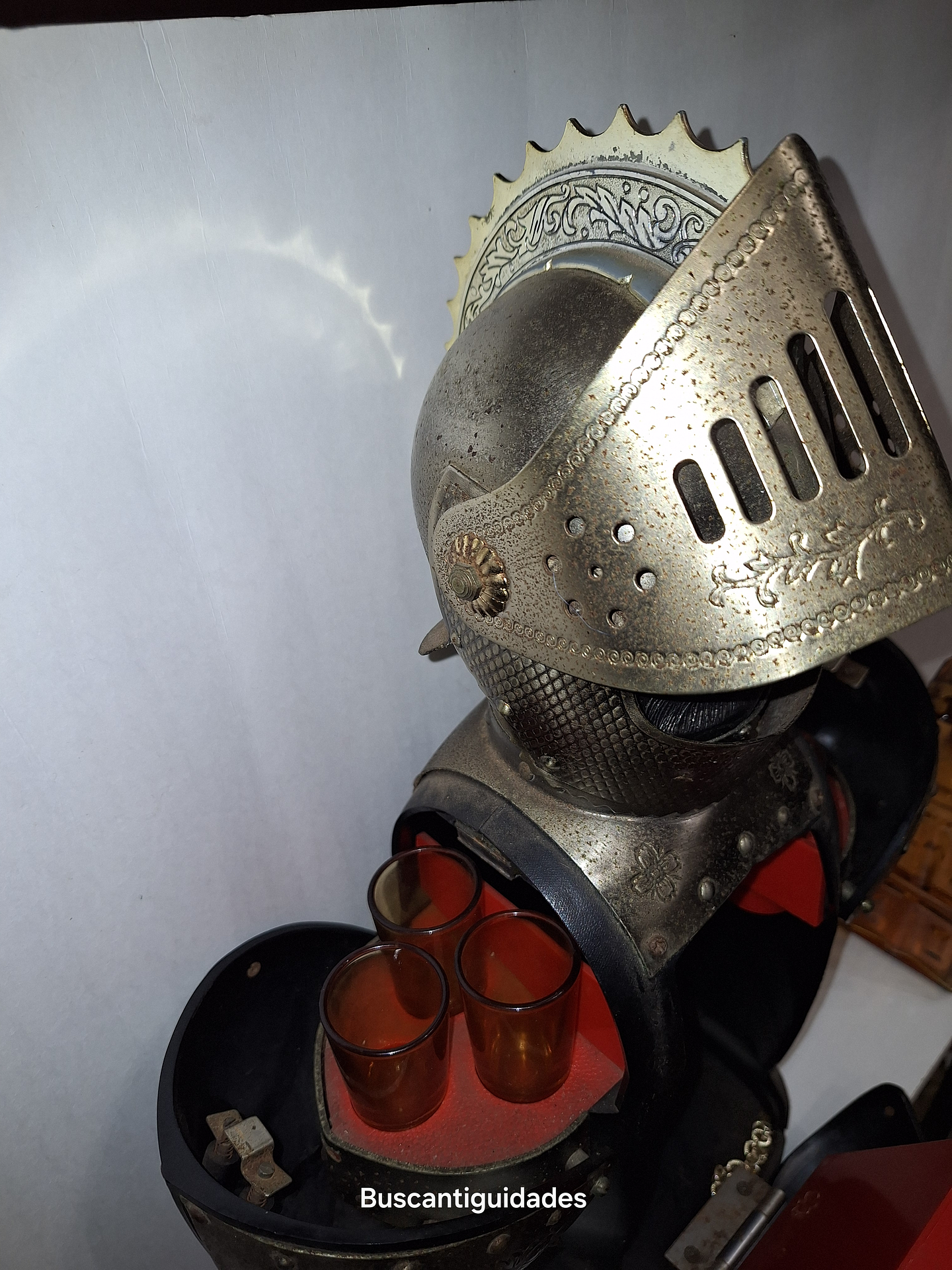 Licoreiro na forma de armadura 4