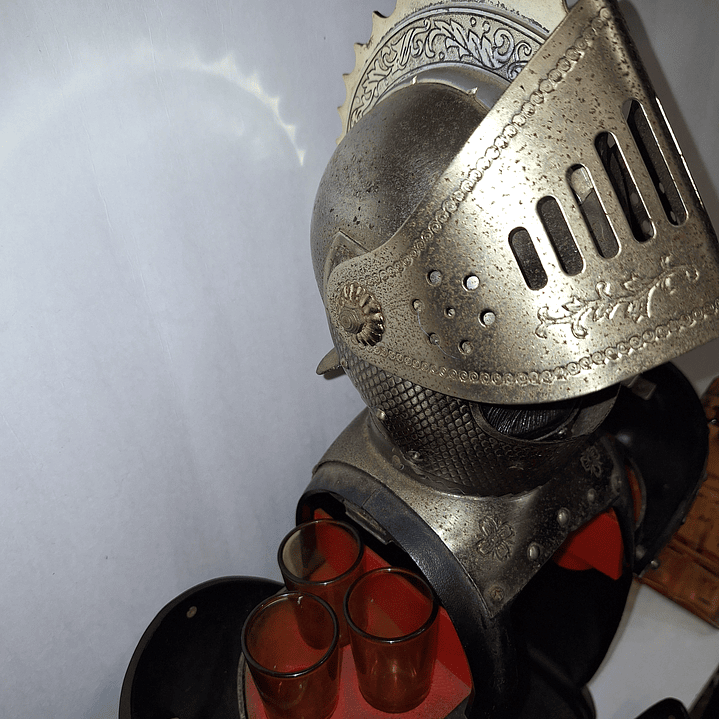 Licoreiro na forma de armadura 4