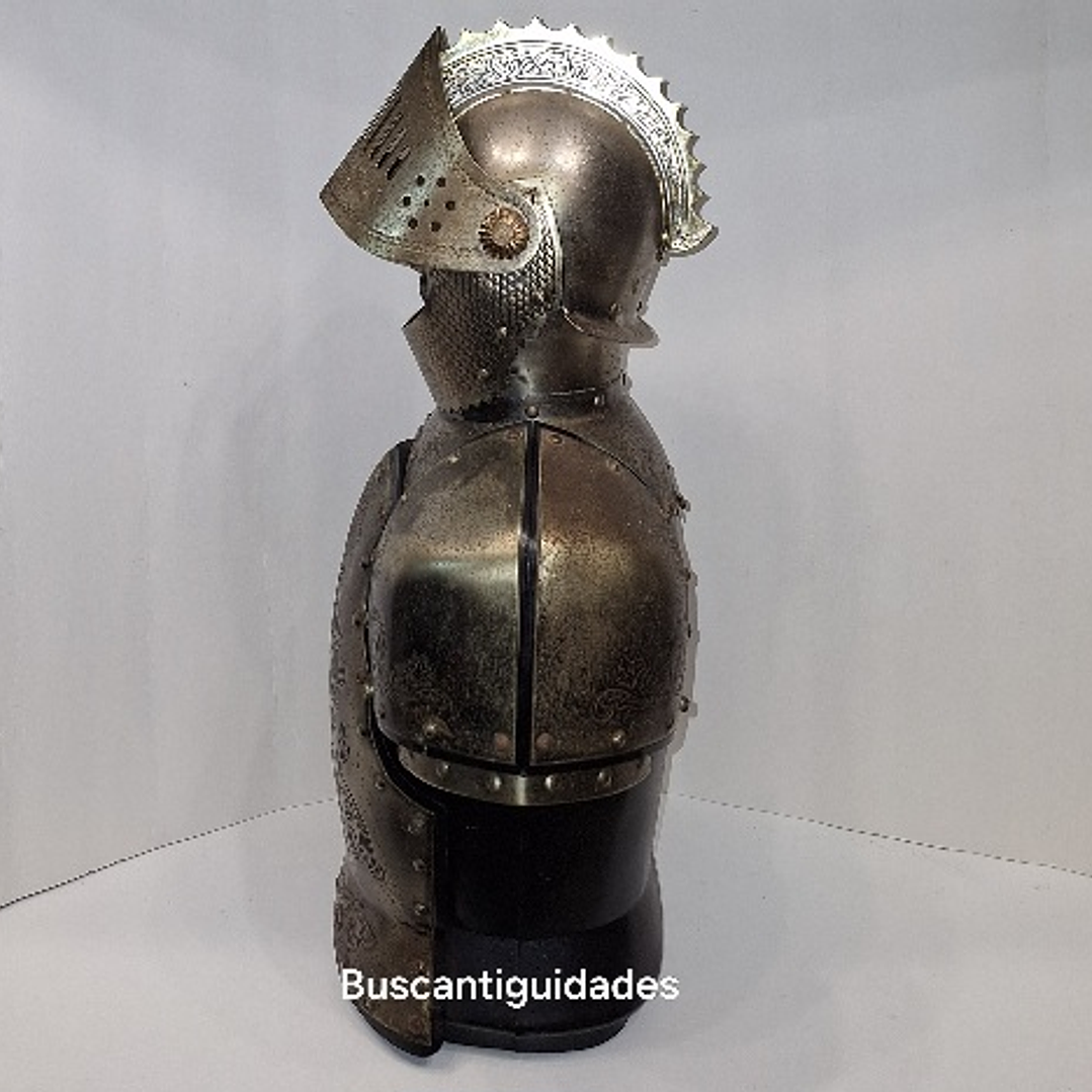 Licoreiro na forma de armadura 5