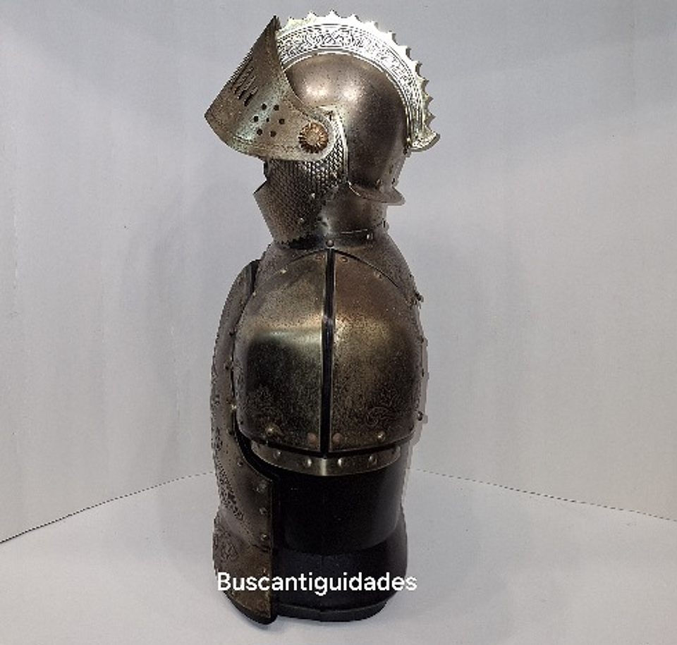 Licoreiro na forma de armadura 5