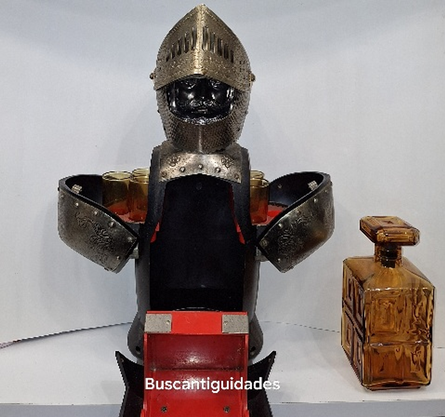 Licoreiro na forma de armadura 6