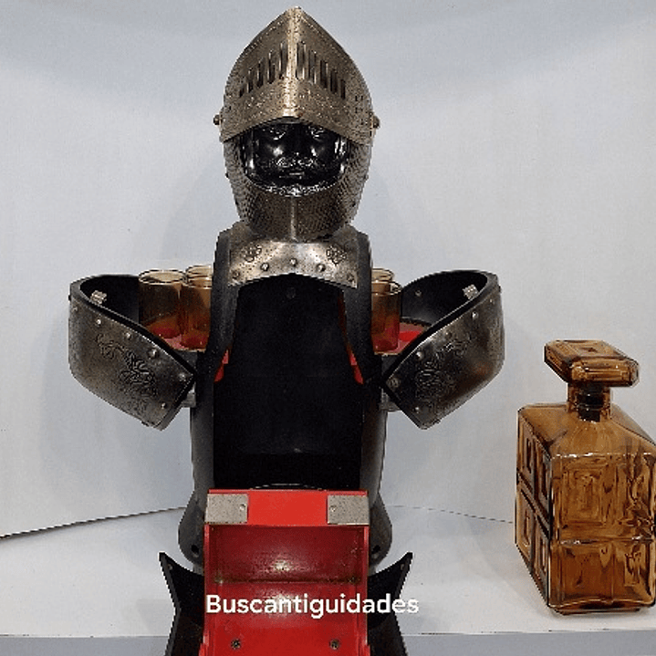 Licoreiro na forma de armadura 6