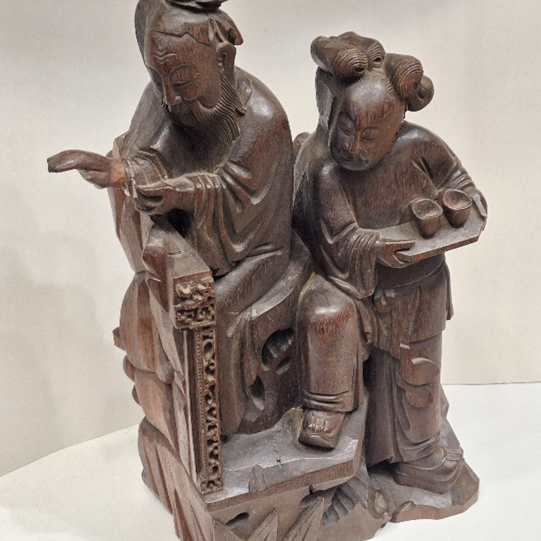 Fragmento de antiga escultura em madeira 1