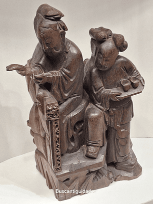 Fragmento de antiga escultura em madeira