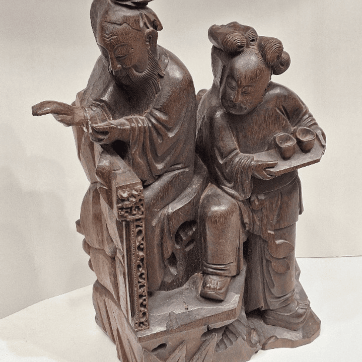 Fragmento de antiga escultura em madeira 1