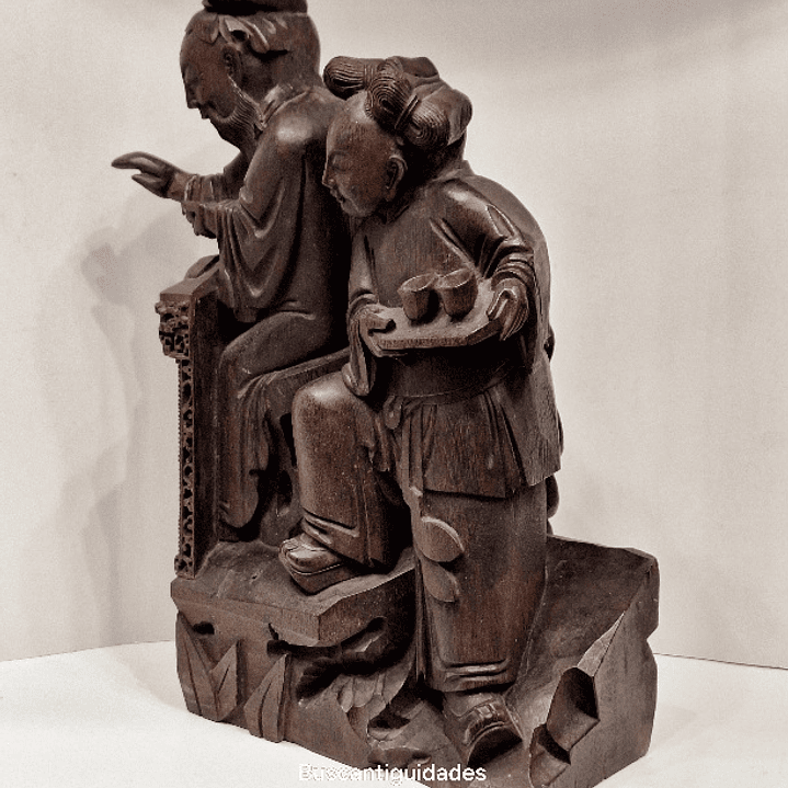 Fragmento de antiga escultura em madeira 3