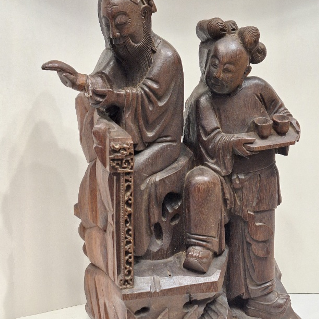 Fragmento de antiga escultura em madeira 4