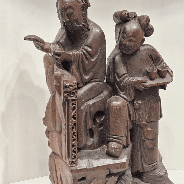 Fragmento de antiga escultura em madeira 4