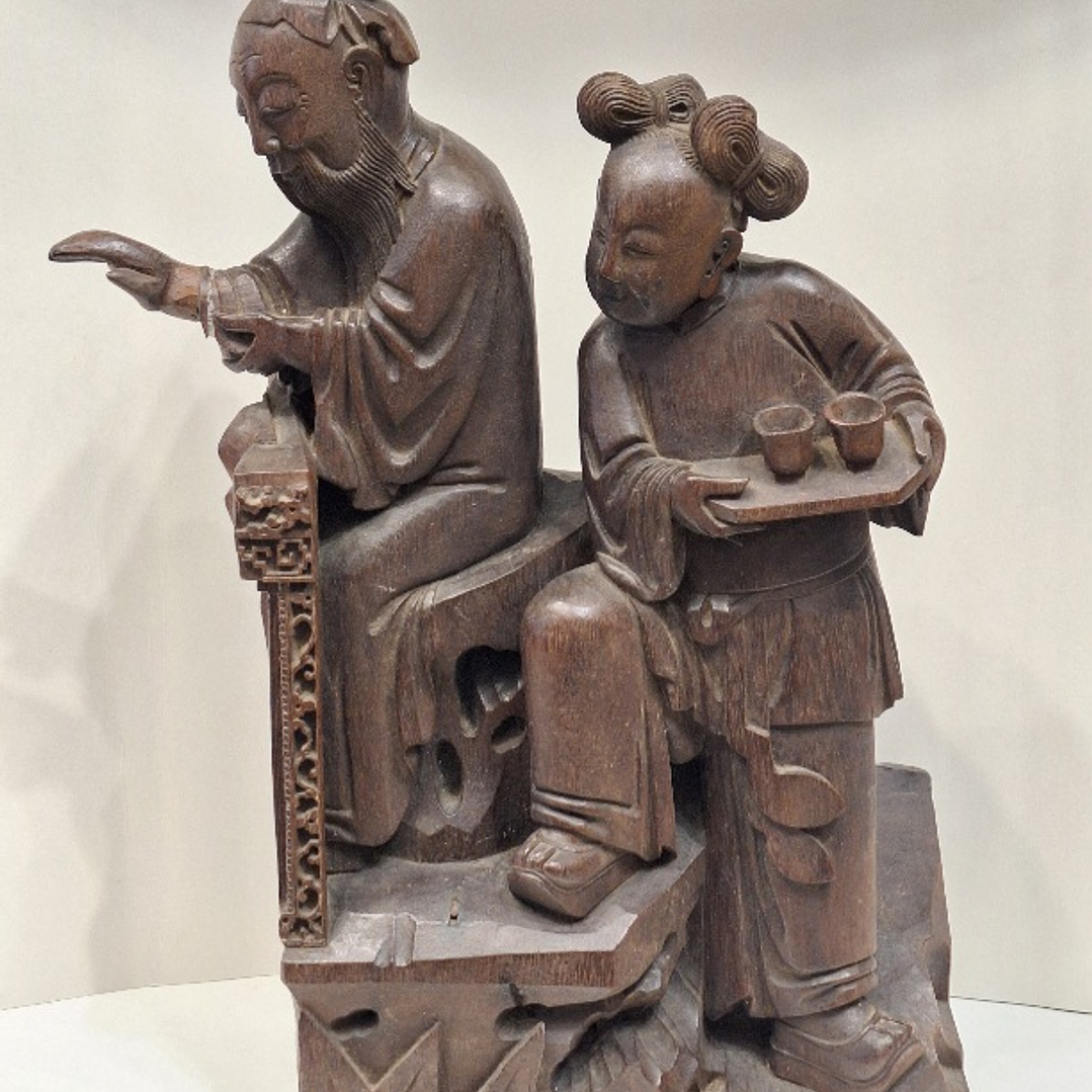 Fragmento de antiga escultura em madeira 5