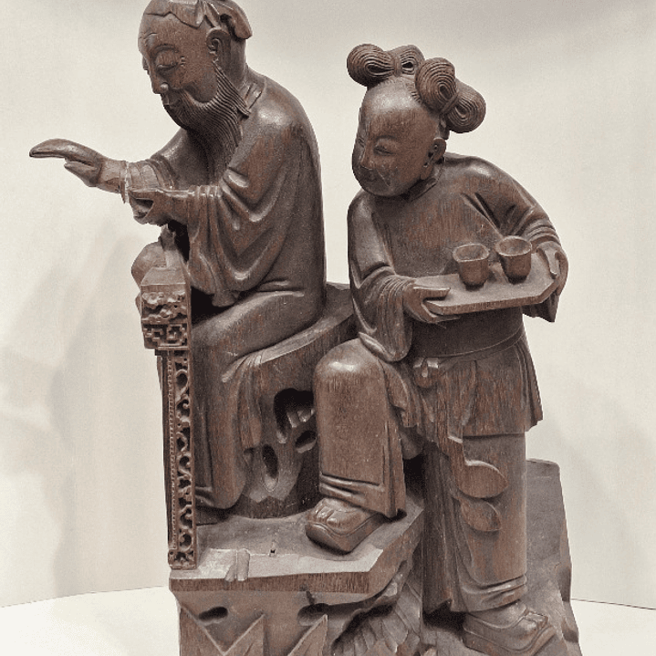 Fragmento de antiga escultura em madeira 5