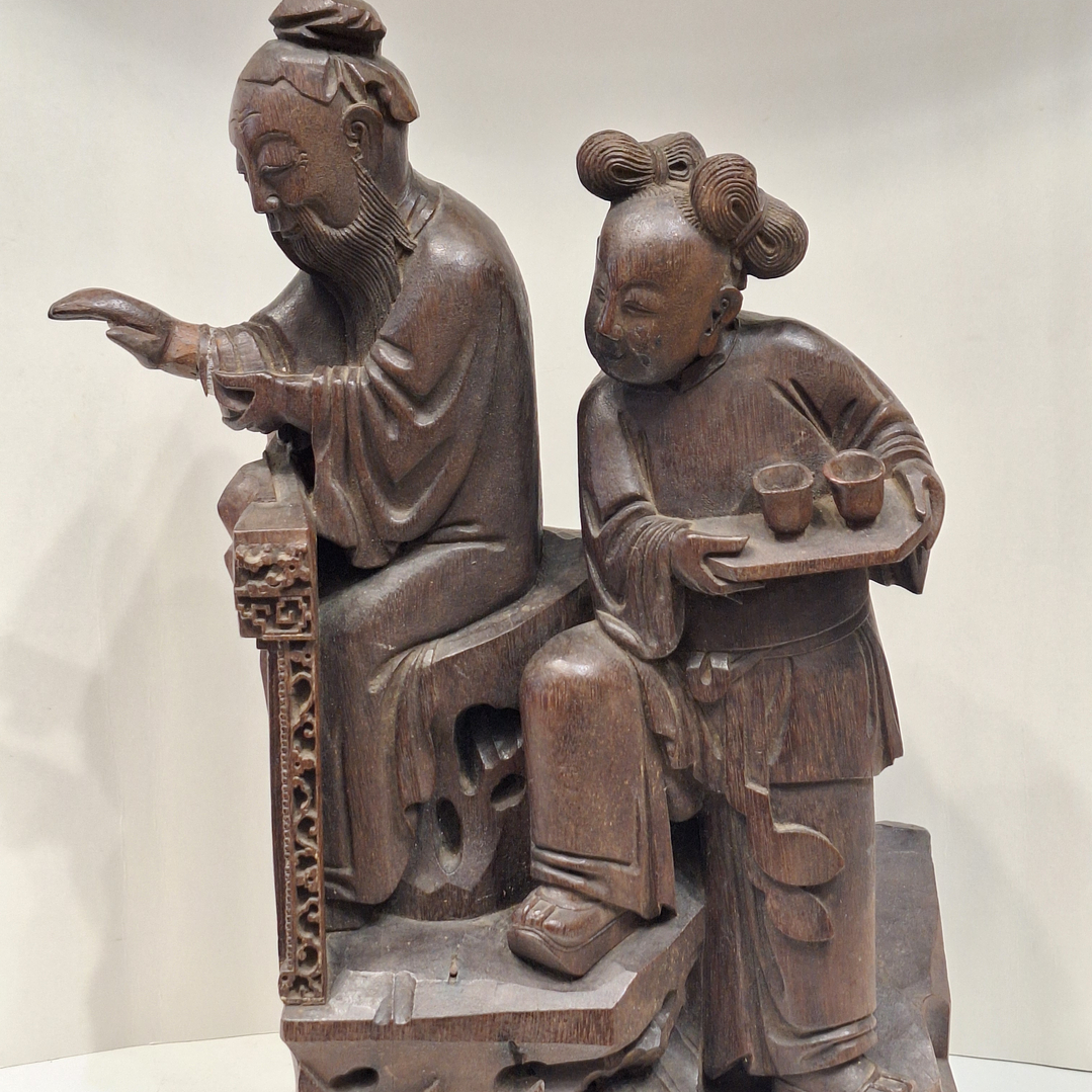 Fragmento de antiga escultura em madeira 6