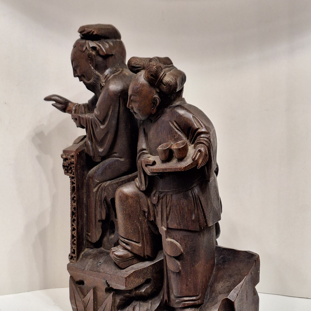 Fragmento de antiga escultura em madeira 8