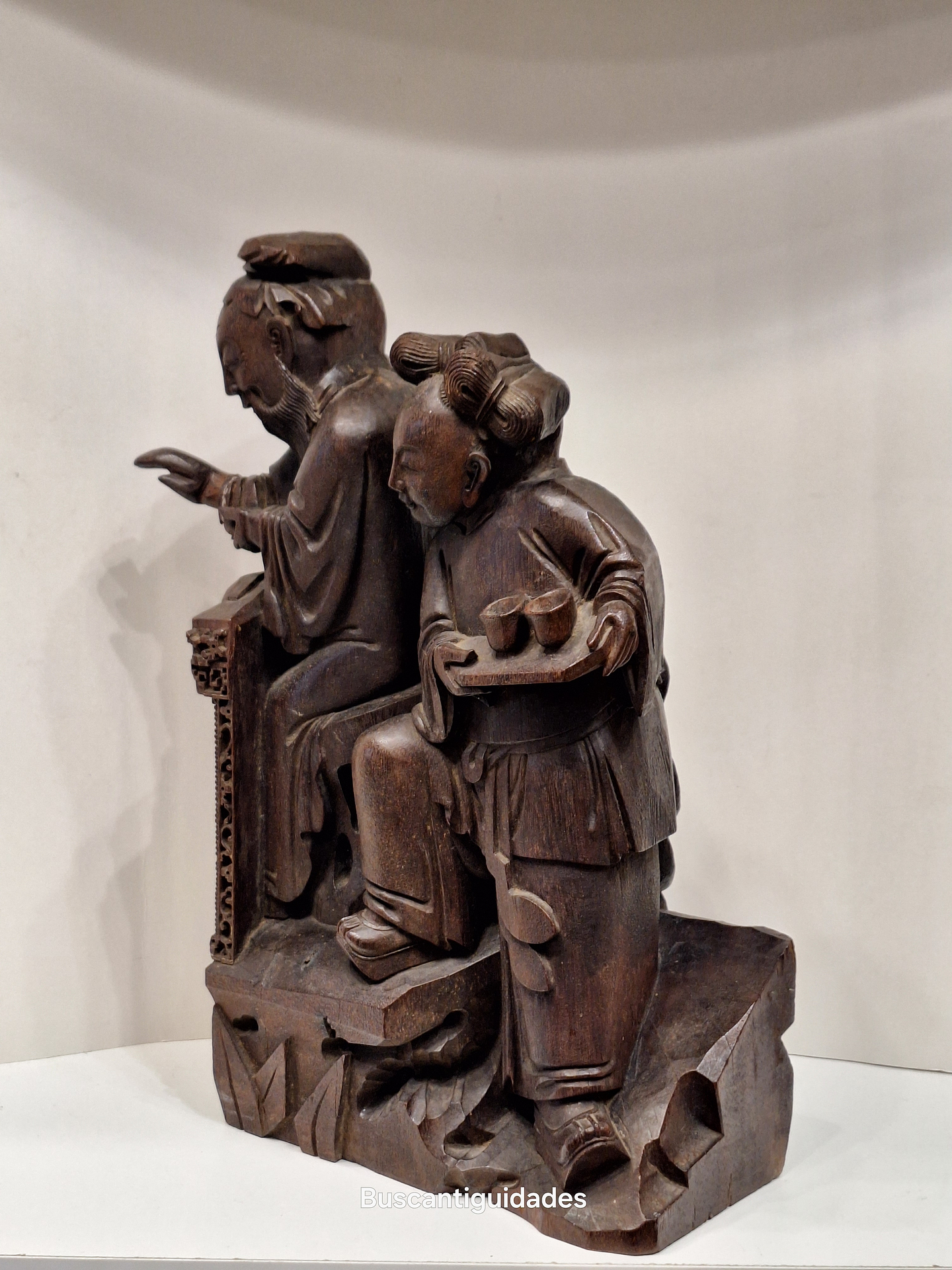 Fragmento de antiga escultura em madeira 8