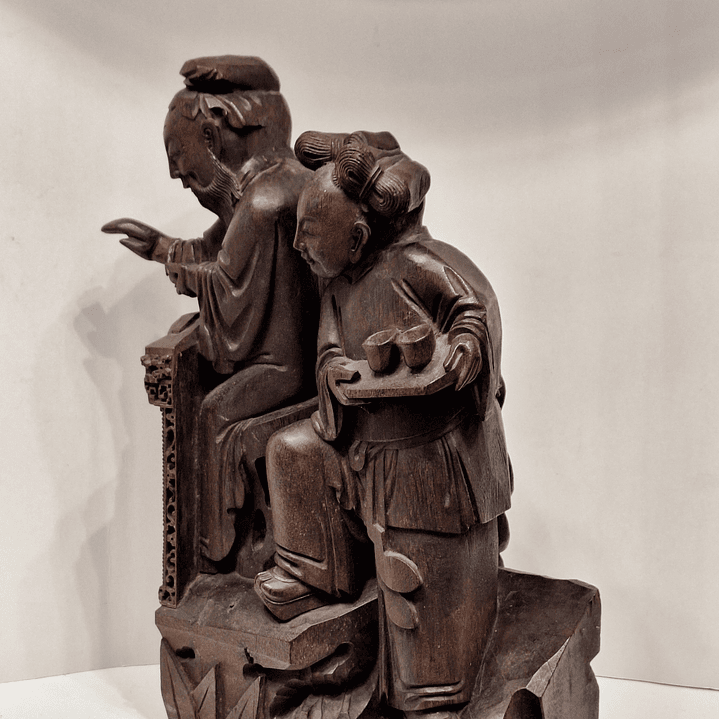 Fragmento de antiga escultura em madeira 8