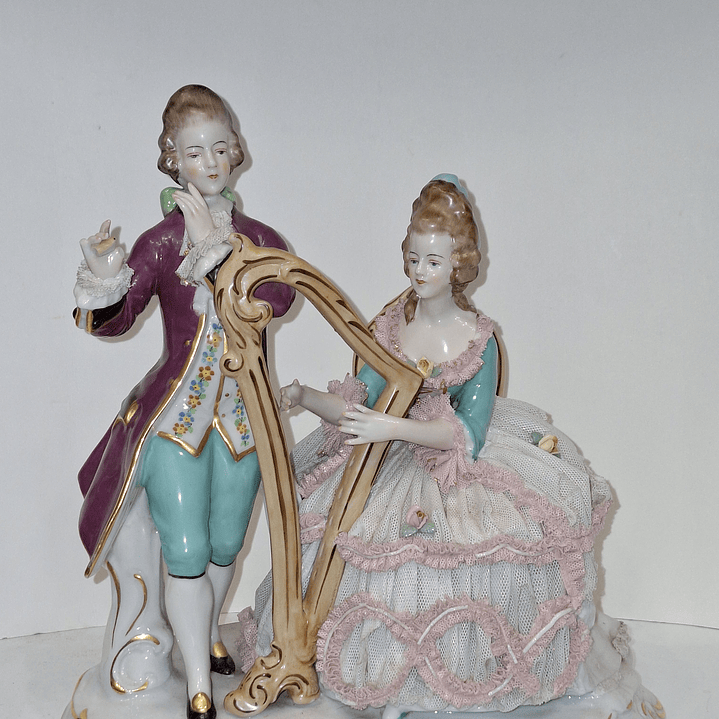 Grupo escultorico porcelana alemã  1