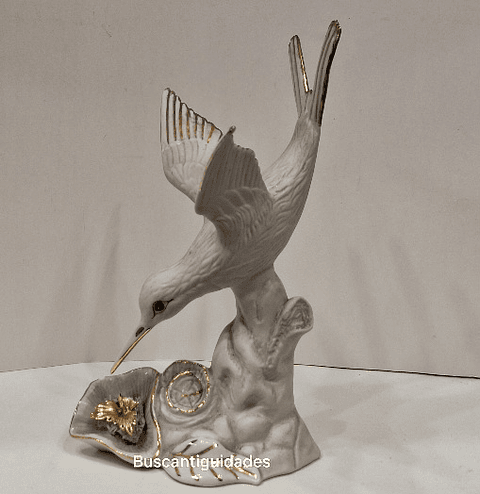 Estatueta, em biscuit,  Colibri
