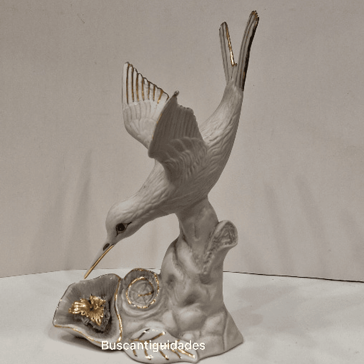 Estatueta, em biscuit,  Colibri 1