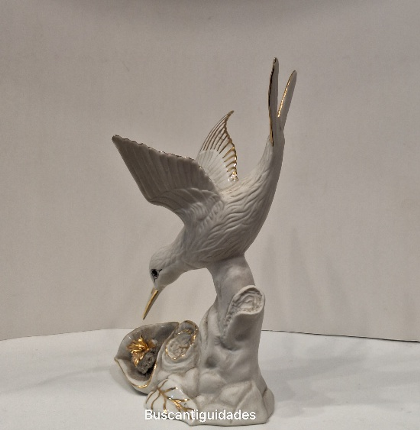 Estatueta, em biscuit,  Colibri 3