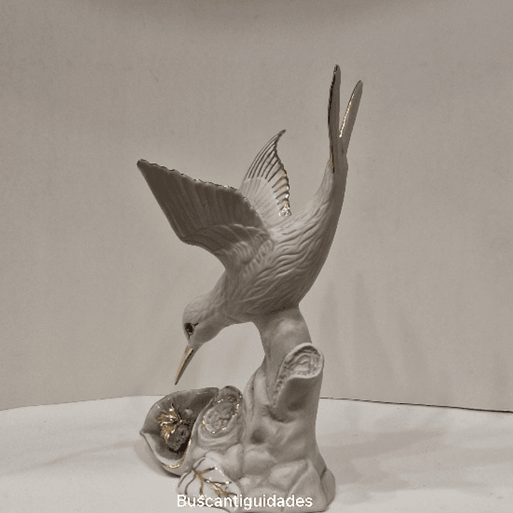 Estatueta, em biscuit,  Colibri 3