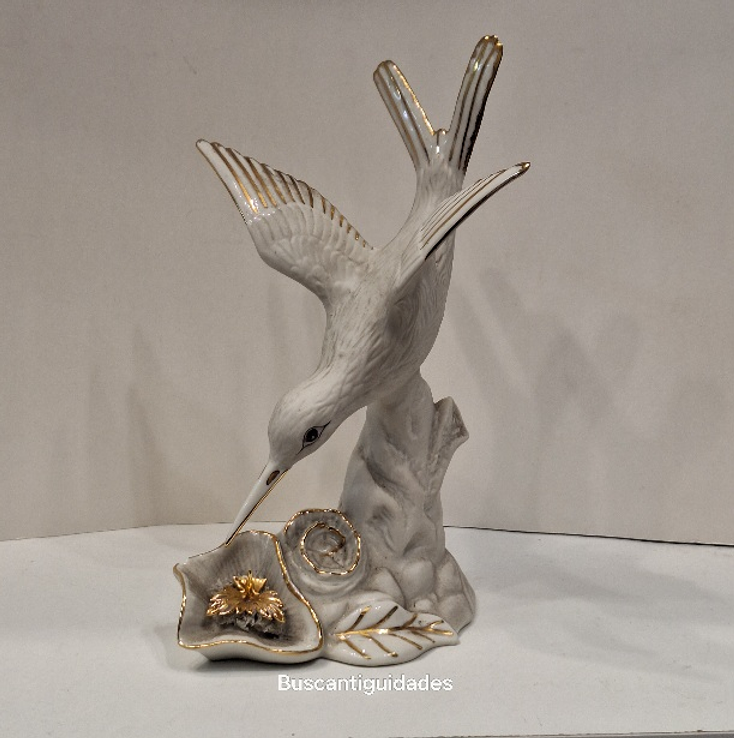 Estatueta, em biscuit,  Colibri 4