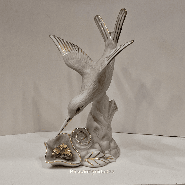 Estatueta, em biscuit,  Colibri 4