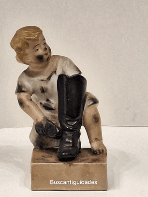 Jovem engraxate em buscuit 