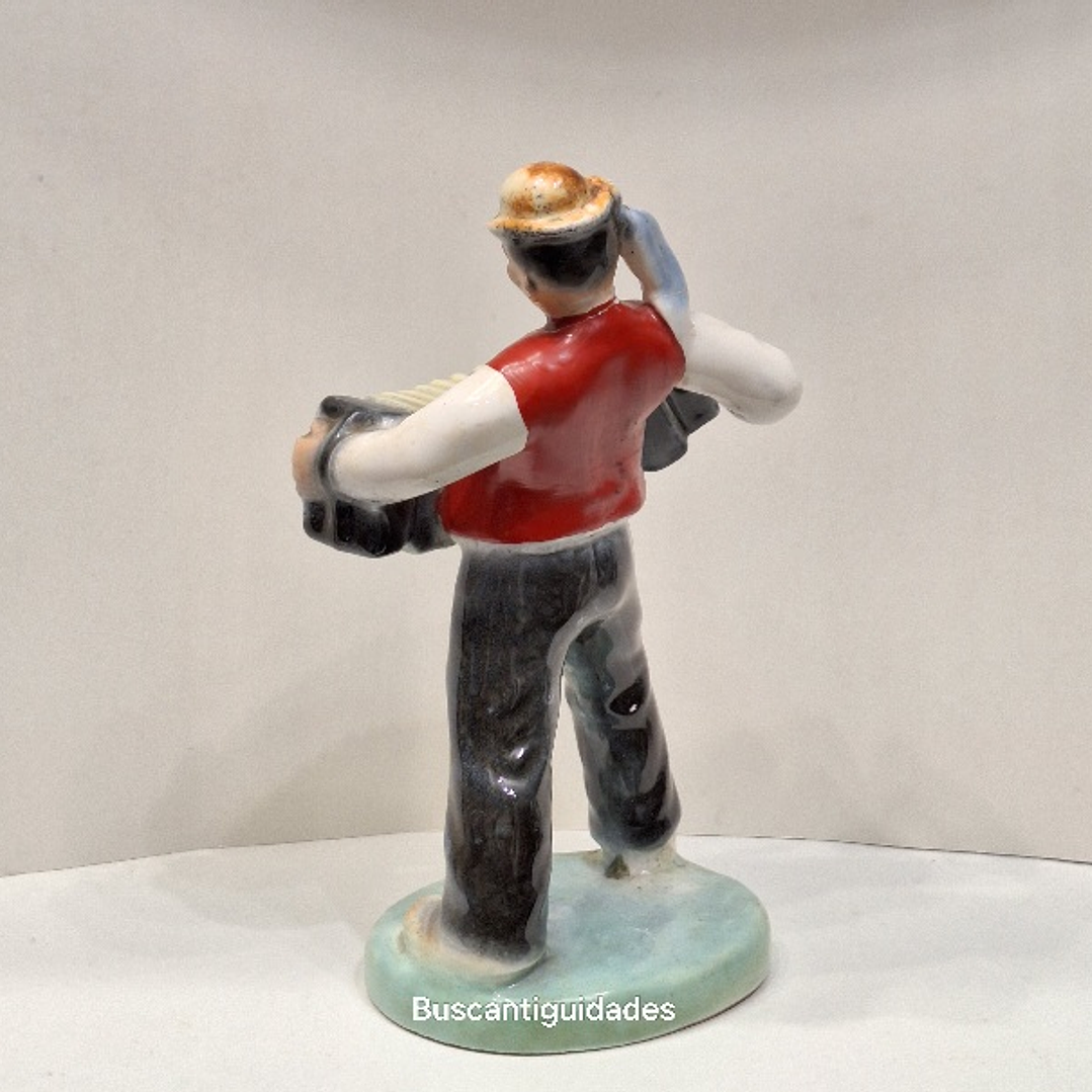 Acordeonista, faiança checoslováquia 9