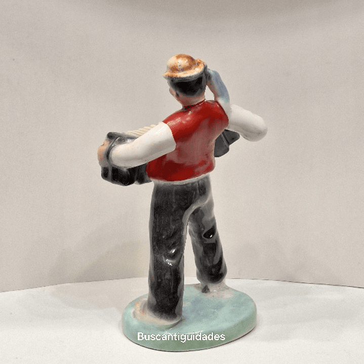 Acordeonista, faiança checoslováquia 9