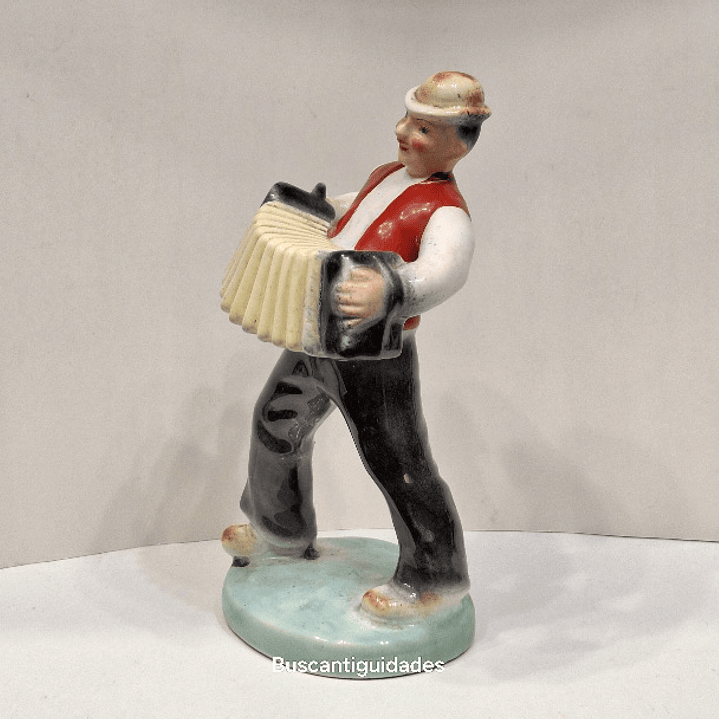 Acordeonista, faiança checoslováquia 11