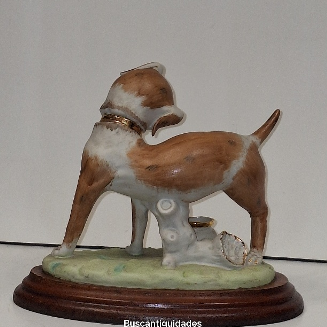 Bibelot em biscuit policromado, cão  2