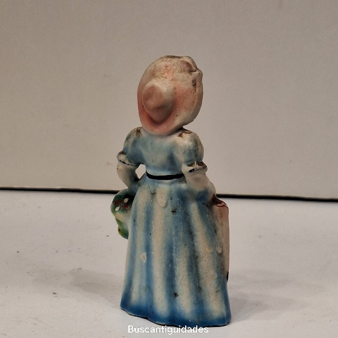 Bibelot, dama antiga com flores  2