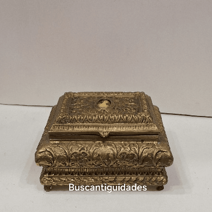 Caixa porta-Jóias em metal 1