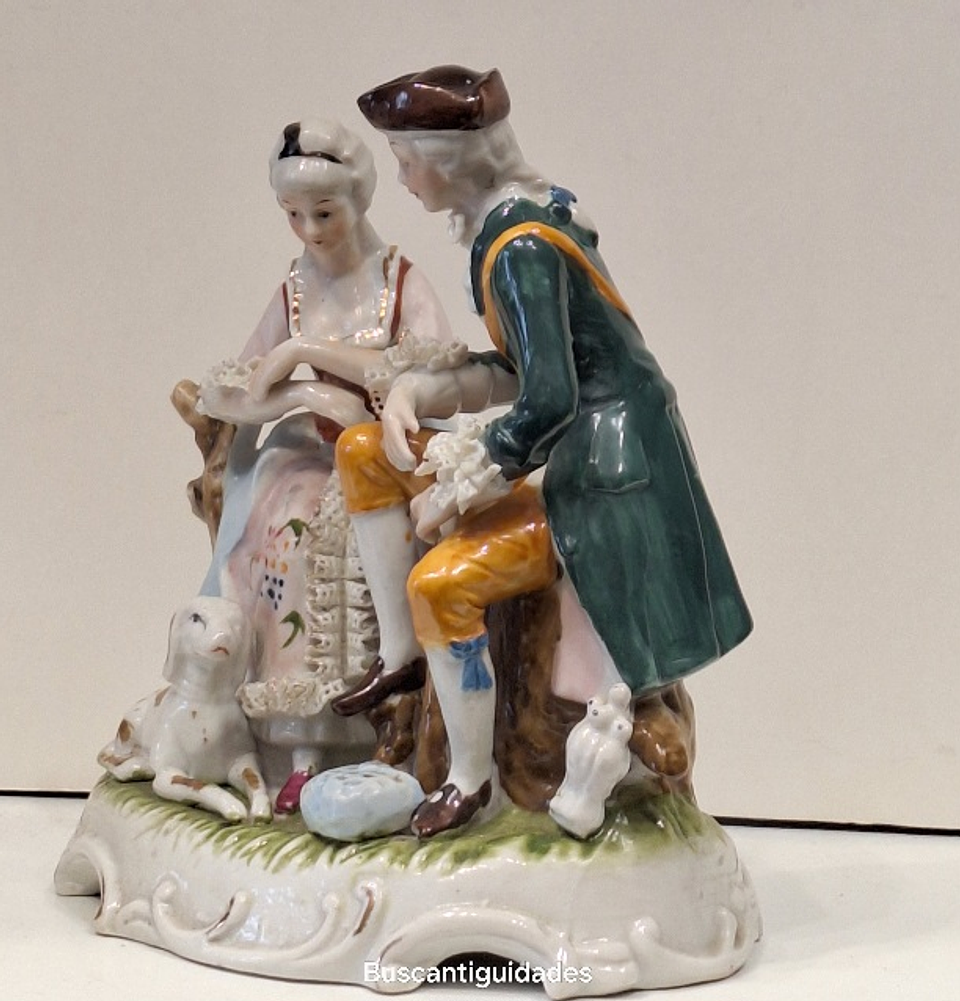 Grupo escultorico, casal romântico  5