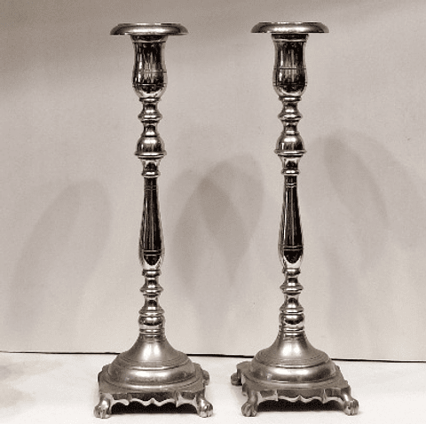 Par de castiçais em metal com banho de níquel 