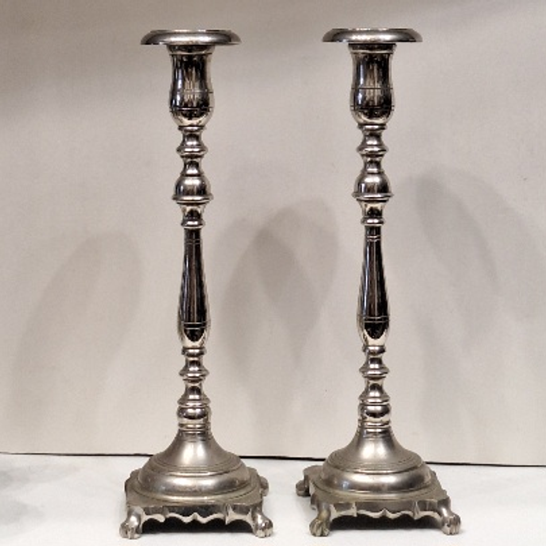 Par de castiçais em metal com banho de níquel  1