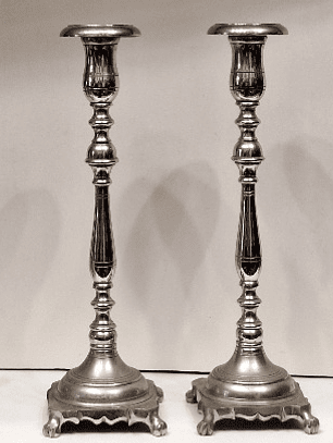 Par de castiçais em metal com banho de níquel 